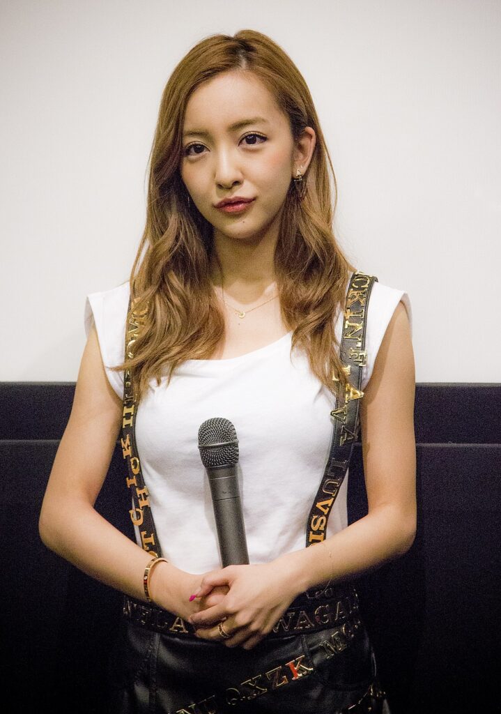 板野友美