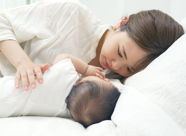 0歳赤ちゃん寝かしつけ方法と夜泣き対策一覧！発育のためによく眠るには？抱っこや授乳のコツ・ママたちの意見まとめ！ | LIFE